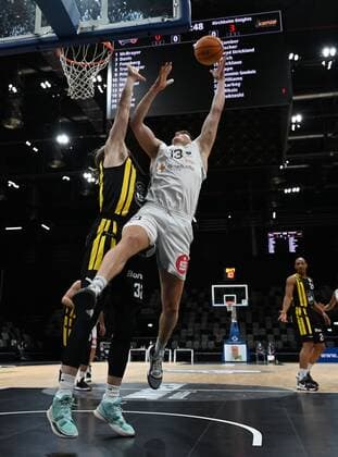 23.12.2021 - Basketball - Saison 2021 2022 - 2. Bundesliga Pro-A - 15. Spieltag: Nürnberg Falcons Basketball Club NBC - Kirchheim Knights - - Noah Starkey (32, Kirchheim Knights ) Jonathan Maier (13, Nürnberg Falcons BC NBC )