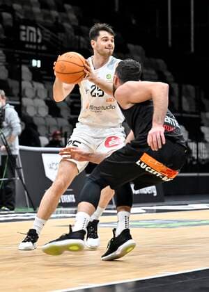23.12.2021 - Basketball - Saison 2021 2022 - 2. Bundesliga Pro-A - 15. Spieltag: Nürnberg Falcons Basketball Club NBC - Kirchheim Knights - - Tim Köpple Koepple (25, Nürnberg Falcons BC NBC ) Basnik Bekteshi (77, Kirchheim Knights )