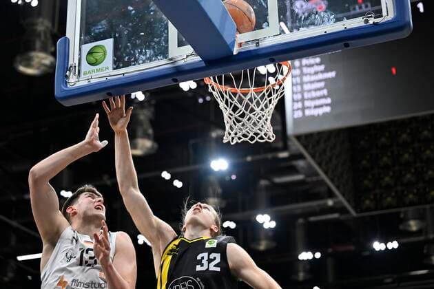 23.12.2021 - Basketball - Saison 2021 2022 - 2. Bundesliga Pro-A - 15. Spieltag: Nürnberg Falcons Basketball Club NBC - Kirchheim Knights - - Jonathan Maier (13, Nürnberg Falcons BC NBC ) Noah Starkey (32, Kirchheim Knights )