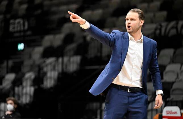23.12.2021 - Basketball - Saison 2021 2022 - 2. Bundesliga Pro-A - 15. Spieltag: Nürnberg Falcons Basketball Club NBC - Kirchheim Knights - - Vytautas Buzas ( Trainer Headcoach Nürnberg Falcons BC NBC ) zeigt deutet