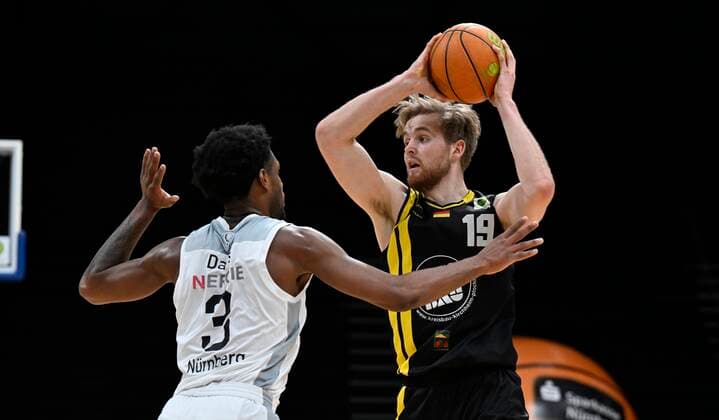 23.12.2021 - Basketball - Saison 2021 2022 - 2. Bundesliga Pro-A - 15. Spieltag: Nürnberg Falcons Basketball Club NBC - Kirchheim Knights - - Antonio Lee AJ Davis Jr (3, Nürnberg Falcons BC NBC ) Till Pape (19, Kirchheim Knights )