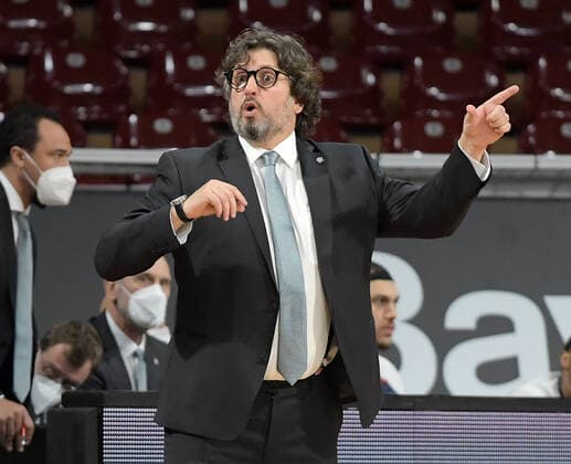 23.12.2021, xemx, Basketball Euroleague, FC Bayern Muenchen - Baskonia Vitoria Gasteiz emspor, v.l. Cheftrainer Andrea Trinchieri (FC Bayern Basketball) gibt Anweisungen, gestikuliert mit den Armen, gesticulate, gives instructions Muenchen