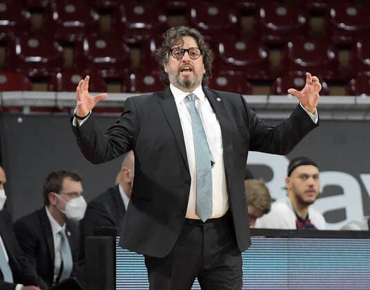 23.12.2021, xemx, Basketball Euroleague, FC Bayern Muenchen - Baskonia Vitoria Gasteiz emspor, v.l. Cheftrainer Andrea Trinchieri (FC Bayern Basketball) gibt Anweisungen, gestikuliert mit den Armen, gesticulate, gives instructions Muenchen