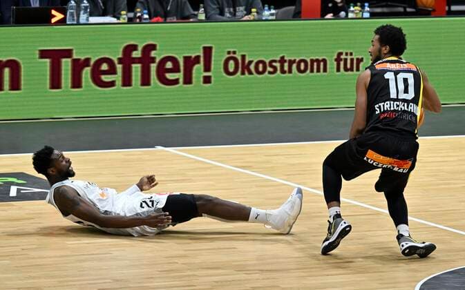 Sport Bilder des Tages 23.12.2021 - Basketball - Saison 2021 2022 - 2. Bundesliga Pro-A - 15. Spieltag: Nürnberg Falcons Basketball Club NBC - Kirchheim Knights - - Roland L Amour Nyama (24, Nürnberg Falcons BC NBC ) Elijah Jarod Strickland (10, Kirchheim Knights )