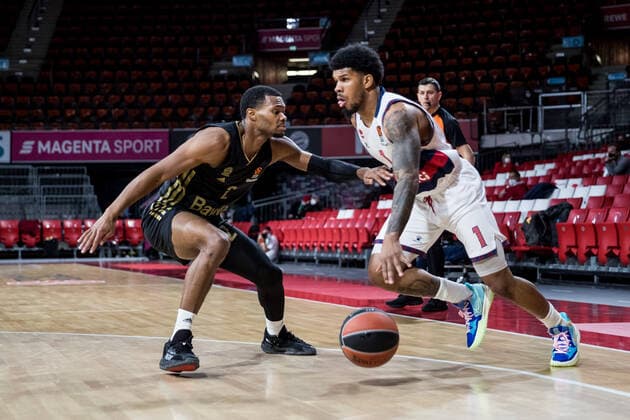 Turkish Airlines EuroLeague: FC Bayern Muenchen Basketball - Bitci Baskonia Vitoria-Gasteiz; 23.12.2021 Wade Baldwin (FC Bayern, 2), Lamar Peters (BITCI Baskonia Vitoria-Gasteiz, 1) Turkish Airlines EuroLeague: FC Bayern Muenchen Basketball - Bitci Baskonia Vitoria-Gasteiz; 23.12.2021; Audi Dome, Muenchen (Bayern) Copyright: xBEAUTIFULxSPORTS Wunderlx