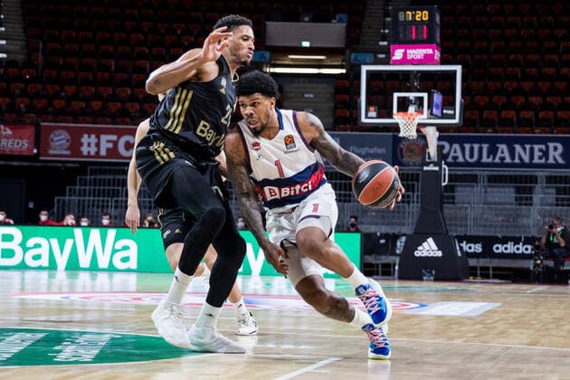 Turkish Airlines EuroLeague: FC Bayern Muenchen Basketball - Bitci Baskonia Vitoria-Gasteiz; 23.12.2021 Augustne Rubit (FC Bayern, 21), Lamar Peters (BITCI Baskonia Vitoria-Gasteiz, 1) Turkish Airlines EuroLeague: FC Bayern Muenchen Basketball - Bitci Baskonia Vitoria-Gasteiz; 23.12.2021; Audi Dome, Muenchen (Bayern) Copyright: xBEAUTIFULxSPORTS Wunderlx