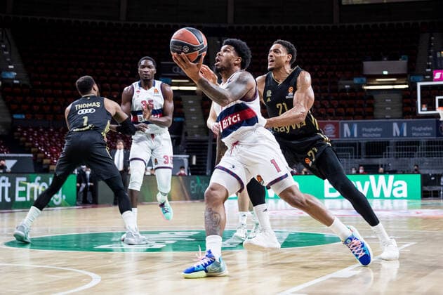 Turkish Airlines EuroLeague: FC Bayern Muenchen Basketball - Bitci Baskonia Vitoria-Gasteiz; 23.12.2021 Lamar Peters (BITCI Baskonia Vitoria-Gasteiz, 1), Augustne Rubit (FC Bayern, 21) Turkish Airlines EuroLeague: FC Bayern Muenchen Basketball - Bitci Baskonia Vitoria-Gasteiz; 23.12.2021; Audi Dome, Muenchen (Bayern) Copyright: xBEAUTIFULxSPORTS Wunderlx