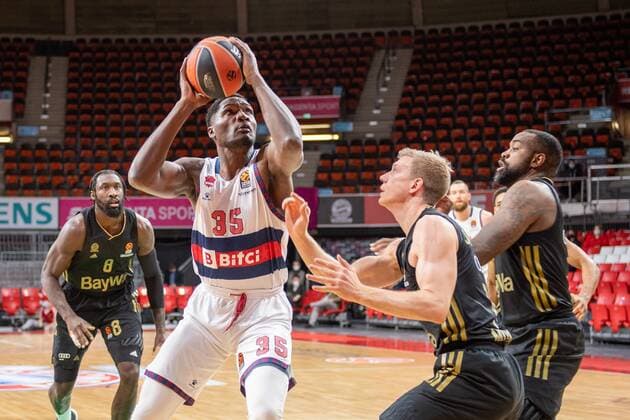 Landry Nnoko 35 (Baskonia Vitoria-Gasteiz), Ognjen Jaramaz 10 (FC Bayern), FC Bayern Basketball vs. Baskonia Vitoria-Gasteiz, Euroleague, 23.12.2021 Muenchen Bayern Deutschland