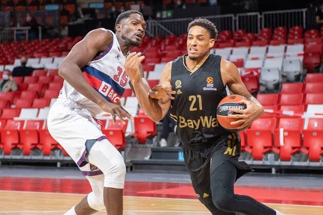 Landry Nnoko 35 (Baskonia Vitoria-Gasteiz), Augustine Rubit 21 (FC Bayern), FC Bayern Basketball vs. Baskonia Vitoria-Gasteiz, Euroleague, 23.12.2021 Muenchen Bayern Deutschland