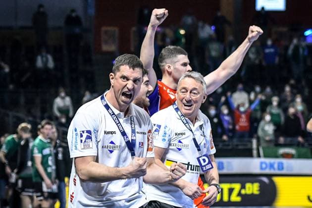 Bilder des Jahres 2021, Sport 12 Dezember Sport Themen der Woche KW51 Sport Bilder des Tages 23.12.2021, xlakx, Handball Bundesliga, Fuechse Berlin - HBW Balingen-Weilstetten emspor, v.l.Jubel ueber den Sieg, Jubel nach Spielende Jens Buerkle (HBW Balingen-Weilstetten Trainer) Berlin *** 23 12 2021, xlakx, Handball Bundesliga, Fuechse Berlin HBW Balingen Weilstetten emspor, v l cheering about the victory, cheering after the end of the game Jens Buerkle HBW Balingen Weilstetten coach Berlin