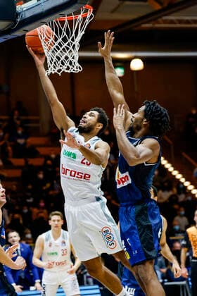 links Kenneth Ogbe (Brose Bamberg, 25) rechts 08 Terrell Harris (HAKRO Merlins Crailsheim) HAKRO Merlins Crailsheim - Brose Bamberg, easyCredit Basketball Bundesliga, Saison 2021-2022, 19. Spieltag, Crailsheim, Germany, 12.11.2021, Arena Hohenlohe Copyright: DanielxLöb
