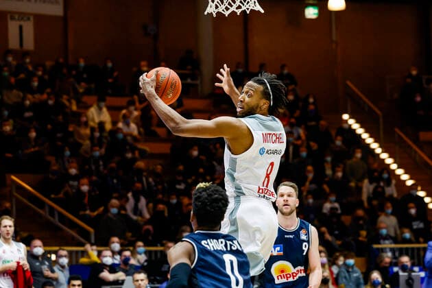 oben Akil Mitchell (Brose Bamberg, 08) hinten rechts 09 Fabian Bleck (HAKRO Merlins Crailsheim) HAKRO Merlins Crailsheim - Brose Bamberg, easyCredit Basketball Bundesliga, Saison 2021-2022, 19. Spieltag, Crailsheim, Germany, 12.11.2021, Arena Hohenlohe Copyright: DanielxLöb