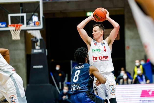 links Omar Prewitt (Brose Bamberg, 04) rechts 08 Terrell Harris (HAKRO Merlins Crailsheim) HAKRO Merlins Crailsheim - Brose Bamberg, easyCredit Basketball Bundesliga, Saison 2021-2022, 19. Spieltag, Crailsheim, Germany, 12.11.2021, Arena Hohenlohe Copyright: DanielxLöb