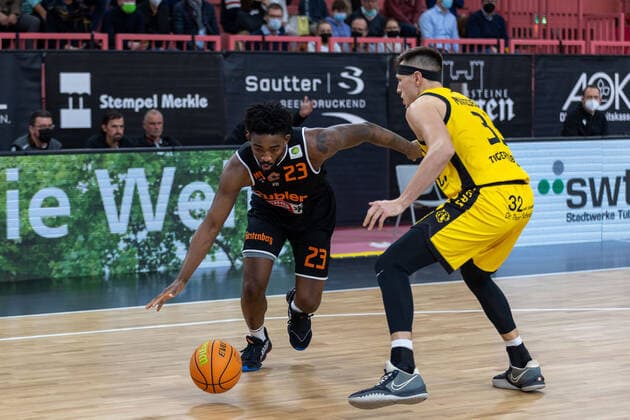 Raiquan Leeandre Clark (wiha Panthers Schwenningen, 23) Ryan Mikesell (Tigers Tuebingen, 33) Tigers Tuebingen vs. wiha Panthers Schwenningen, 2. Basketball Bundesliga, Pro A, Barmer 2 Basketball, 15. Spieltag , Spielzeit 2021 2022, 23.12.2021 Tigers Tuebingen vs wiha Panthers Schwenningen, 2. Basketball Bundesliga, Pro A, Barmer 2 Basketball, 15. Spieltag, Spielzeit 2021 2022, 23.12.2021 Tuebingen Copyright: xNinaxSanderx xEibnerxPressefotox EP_NSR