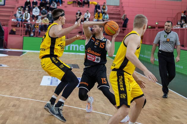 Ryan Mikesell (Tigers Tuebingen, 33) Leon Hoppe (wiha Panthers Schwenningen, 15) Aatu Kivimaeki (Tigers Tuebingen, 12) Tigers Tuebingen vs. wiha Panthers Schwenningen, 2. Basketball Bundesliga, Pro A, Barmer 2 Basketball, 15. Spieltag , Spielzeit 2021 2022, 23.12.2021 Tigers Tuebingen vs wiha Panthers Schwenningen, 2. Basketball Bundesliga, Pro A, Barmer 2 Basketball, 15. Spieltag, Spielzeit 2021 2022, 23.12.2021 Tuebingen Copyright: xNinaxSanderx xEibnerxPressefotox EP_NSR