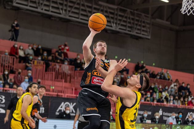 Leon Hoppe (wiha Panthers Schwenningen, 15) Ryan Mikesell (Tigers Tuebingen, 33) Tigers Tuebingen vs. wiha Panthers Schwenningen, 2. Basketball Bundesliga, Pro A, Barmer 2 Basketball, 15. Spieltag , Spielzeit 2021 2022, 23.12.2021 Tigers Tuebingen vs wiha Panthers Schwenningen, 2. Basketball Bundesliga, Pro A, Barmer 2 Basketball, 15. Spieltag, Spielzeit 2021 2022, 23.12.2021 Tuebingen Copyright: xNinaxSanderx xEibnerxPressefotox EP_NSR