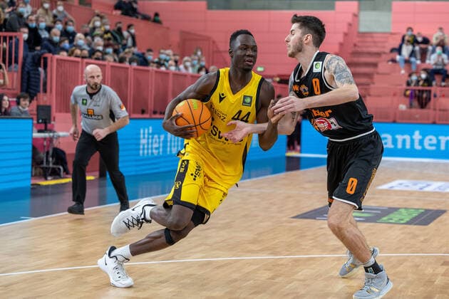 Bakary Dibba (Tigers Tuebingen, 44) Grant Sitton (wiha Panthers Schwenningen, 00) Tigers Tuebingen vs. wiha Panthers Schwenningen, 2. Basketball Bundesliga, Pro A, Barmer 2 Basketball, 15. Spieltag , Spielzeit 2021 2022, 23.12.2021 Tigers Tuebingen vs wiha Panthers Schwenningen, 2. Basketball Bundesliga, Pro A, Barmer 2 Basketball, 15. Spieltag, Spielzeit 2021 2022, 23.12.2021 Tuebingen Copyright: xNinaxSanderx xEibnerxPressefotox EP_NSR