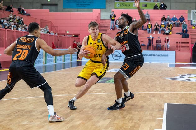 Kelvin Okundaye (wiha Panthers Schwenningen, 20) Till Joenke (Tigers Tuebingen, 26) Raiquan Leeandre Clark (wiha Panthers Schwenningen, 23) Tigers Tuebingen vs. wiha Panthers Schwenningen, 2. Basketball Bundesliga, Pro A, Barmer 2 Basketball, 15. Spieltag , Spielzeit 2021 2022, 23.12.2021 Tigers Tuebingen vs wiha Panthers Schwenningen, 2. Basketball Bundesliga, Pro A, Barmer 2 Basketball, 15. Spieltag, Spielzeit 2021 2022, 23.12.2021 Tuebingen Copyright: xNinaxSanderx xEibnerxPressefotox EP_NSR