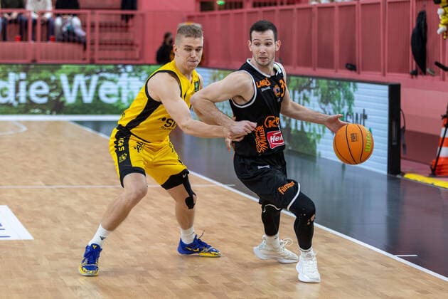 Aatu Kivimaeki (Tigers Tuebingen, 12) David Cohn (wiha Panthers Schwenningen, 34) Tigers Tuebingen vs. wiha Panthers Schwenningen, 2. Basketball Bundesliga, Pro A, Barmer 2 Basketball, 15. Spieltag , Spielzeit 2021 2022, 23.12.2021 Tigers Tuebingen vs wiha Panthers Schwenningen, 2. Basketball Bundesliga, Pro A, Barmer 2 Basketball, 15. Spieltag, Spielzeit 2021 2022, 23.12.2021 Tuebingen Copyright: xNinaxSanderx xEibnerxPressefotox EP_NSR