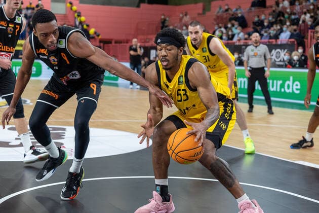 Quatarrius Deaundrey Wilson (wiha Panthers Schwenninen, 09) Isaiah Crawley (Tigers Tuebingen, 53) Tigers Tuebingen vs. wiha Panthers Schwenningen, 2. Basketball Bundesliga, Pro A, Barmer 2 Basketball, 15. Spieltag , Spielzeit 2021 2022, 23.12.2021 Tigers Tuebingen vs wiha Panthers Schwenningen, 2. Basketball Bundesliga, Pro A, Barmer 2 Basketball, 15. Spieltag, Spielzeit 2021 2022, 23.12.2021 Tuebingen Copyright: xNinaxSanderx xEibnerxPressefotox EP_NSR