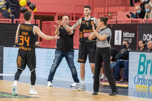 David Cohn (wiha Panthers Schwenningen, 34) Alen Velcic (wiha Panthers Schwenningen, Head Coach) Grant Sitton (wiha Panthers Schwenningen, 00) Tigers Tuebingen vs. wiha Panthers Schwenningen, 2. Basketball Bundesliga, Pro A, Barmer 2 Basketball, 15. Spieltag , Spielzeit 2021 2022, 23.12.2021 Tigers Tuebingen vs wiha Panthers Schwenningen, 2. Basketball Bundesliga, Pro A, Barmer 2 Basketball, 15. Spieltag, Spielzeit 2021 2022, 23.12.2021 Tuebingen Copyright: xNinaxSanderx xEibnerxPressefotox EP_NSR