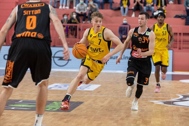 Timo Lanmüller (Tigers Tuebingen, 07) David Cohn (wiha Panthers Schwenningen, 34) Tigers Tuebingen vs. wiha Panthers Schwenningen, 2. Basketball Bundesliga, Pro A, Barmer 2 Basketball, 15. Spieltag , Spielzeit 2021 2022, 23.12.2021 Tigers Tuebingen vs wiha Panthers Schwenningen, 2. Basketball Bundesliga, Pro A, Barmer 2 Basketball, 15. Spieltag, Spielzeit 2021 2022, 23.12.2021 Tuebingen Copyright: xNinaxSanderx xEibnerxPressefotox EP_NSR