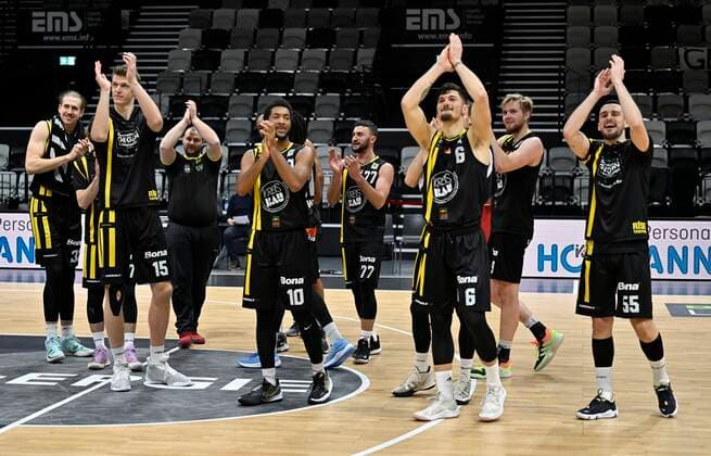 23.12.2021 - Basketball - Saison 2021 2022 - 2. Bundesliga Pro-A - 15. Spieltag: Nürnberg Falcons Basketball Club NBC - Kirchheim Knights - - Mannschaft Team Kirchheim nach Spielende