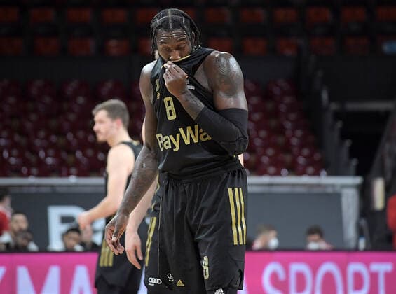 23.12.2021, xemx, Basketball Euroleague, FC Bayern Muenchen - Baskonia Vitoria Gasteiz emspor, v.l. Mannschaft, Spieler, enttaeuscht, enttaeuscht schauend nach Spielende, dissapointed at the end of the match Othello Hunter (FC Bayern Basketball) Muenchen