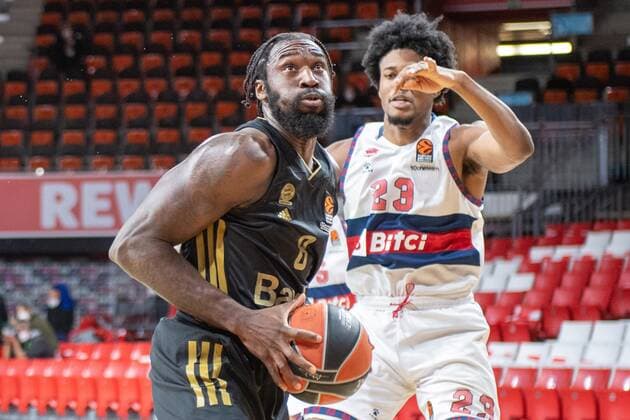 Othello Hunter 8 (FC Bayern), Steven Enoch 23 (Baskonia Vitoria-Gasteiz), FC Bayern Basketball vs. Baskonia Vitoria-Gasteiz, Euroleague, 23.12.2021 Muenchen Bayern Deutschland