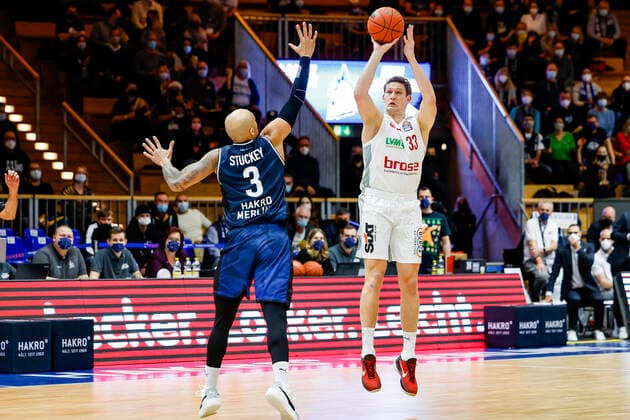 rechts Patrick Heckmann (Brose Bamberg, 33) links 03 Marice Stuckey (HAKRO Merlins Crailsheim) HAKRO Merlins Crailsheim - Brose Bamberg, easyCredit Basketball Bundesliga, Saison 2021-2022, 19. Spieltag, Crailsheim, Germany, 12.11.2021, Arena Hohenlohe Copyright: DanielxLöb
