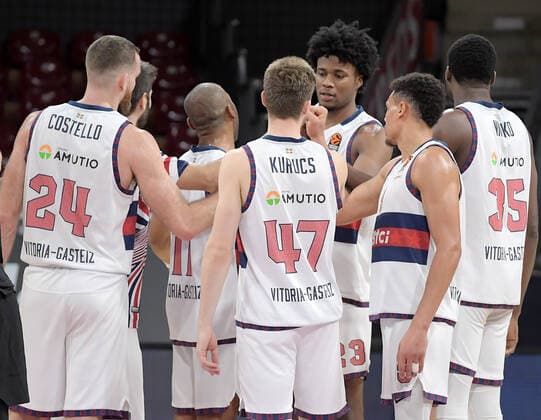 23.12.2021, xemx, Basketball Euroleague, FC Bayern Muenchen - Baskonia Vitoria Gasteiz emspor, v.l. Mannschaft, Spieler, jubeln nach Spielende, celebrate at the end of the match Muenchen
