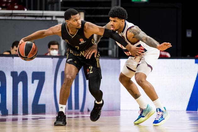 Turkish Airlines EuroLeague: FC Bayern Muenchen Basketball - Bitci Baskonia Vitoria-Gasteiz; 23.12.2021 Corey Walden (FC Bayern, 1), Steven Enoch (BITCI Baskonia Vitoria-Gasteiz, 23) Turkish Airlines EuroLeague: FC Bayern Muenchen Basketball - Bitci Baskonia Vitoria-Gasteiz; 23.12.2021; Audi Dome, Muenchen (Bayern) Copyright: xBEAUTIFULxSPORTS Wunderlx