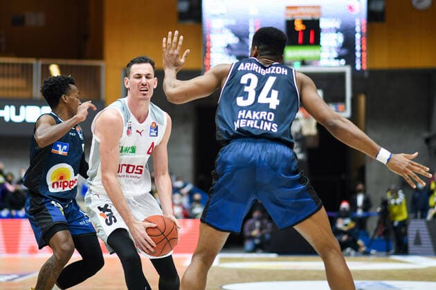 Omar Prewitt (Brose Bamberg) im Zweikampf mit T.J. Shorts (Merlins Crailsheim), Richmond Aririguzoh (Merlins Crailsheim), GER, HAKRO Merlins Crailsheim vs. Brose Bamberg, 23.12.2021, 19. Spieltag easycredit Basketball Bundesliga, Spielzeit 2021 2022. GER, HAKRO Merlins Crailsheim vs. Brose Bamberg, 23.12.2021, 19. Spieltag easycredit Basketball Bundesliga, Spielzeit 2021 2022 Crailsheim Copyright: xEibner MichaelxMemmlerx EP_MMR