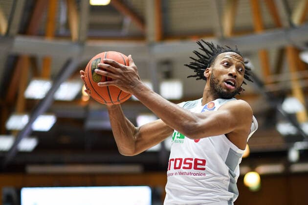 Akil Mitchell (Brose Bamberg) am Ball, GER, HAKRO Merlins Crailsheim vs. Brose Bamberg, 23.12.2021, 19. Spieltag easycredit Basketball Bundesliga, Spielzeit 2021 2022. GER, HAKRO Merlins Crailsheim vs. Brose Bamberg, 23.12.2021, 19. Spieltag easycredit Basketball Bundesliga, Spielzeit 2021 2022 Crailsheim Copyright: xEibner MichaelxMemmlerx EP_MMR