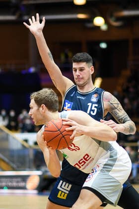 Christian Sengfelder (Brose Bamberg) im Zweikampf mit Bogdan Radosavljevic (Merlins Crailsheim), GER, HAKRO Merlins Crailsheim vs. Brose Bamberg, 23.12.2021, 19. Spieltag easycredit Basketball Bundesliga, Spielzeit 2021 2022. GER, HAKRO Merlins Crailsheim vs. Brose Bamberg, 23.12.2021, 19. Spieltag easycredit Basketball Bundesliga, Spielzeit 2021 2022 Crailsheim Copyright: xEibner MichaelxMemmlerx EP_MMR