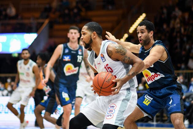 Trevis Simpson (Brose Bamberg) am Ball, GER, HAKRO Merlins Crailsheim vs. Brose Bamberg, 23.12.2021, 19. Spieltag easycredit Basketball Bundesliga, Spielzeit 2021 2022. GER, HAKRO Merlins Crailsheim vs. Brose Bamberg, 23.12.2021, 19. Spieltag easycredit Basketball Bundesliga, Spielzeit 2021 2022 Crailsheim Copyright: xEibner MichaelxMemmlerx EP_MMR