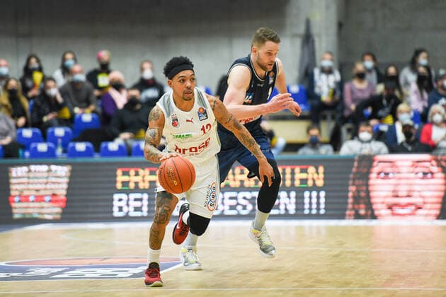 Justin Robinson (Brose Bamberg) im Zweikampf mit Fabian Bleck (Merlins Crailsheim), GER, HAKRO Merlins Crailsheim vs. Brose Bamberg, 23.12.2021, 19. Spieltag easycredit Basketball Bundesliga, Spielzeit 2021 2022. GER, HAKRO Merlins Crailsheim vs. Brose Bamberg, 23.12.2021, 19. Spieltag easycredit Basketball Bundesliga, Spielzeit 2021 2022 Crailsheim Copyright: xEibner MichaelxMemmlerx EP_MMR