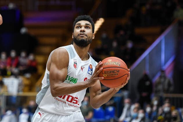 Kenneth Ogbe (Brose Bamberg) am Ball, GER, HAKRO Merlins Crailsheim vs. Brose Bamberg, 23.12.2021, 19. Spieltag easycredit Basketball Bundesliga, Spielzeit 2021 2022. GER, HAKRO Merlins Crailsheim vs. Brose Bamberg, 23.12.2021, 19. Spieltag easycredit Basketball Bundesliga, Spielzeit 2021 2022 Crailsheim Copyright: xEibner MichaelxMemmlerx EP_MMR