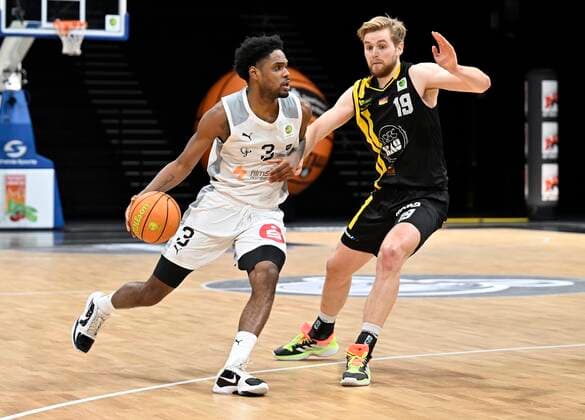23.12.2021 - Basketball - Saison 2021 2022 - 2. Bundesliga Pro-A - 15. Spieltag: Nürnberg Falcons Basketball Club NBC - Kirchheim Knights - - Antonio Lee AJ Davis Jr (3, Nürnberg Falcons BC NBC ) Till Pape (19, Kirchheim Knights )
