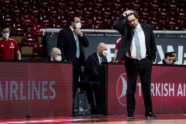 Turkish Airlines EuroLeague: FC Bayern Muenchen Basketball - Bitci Baskonia Vitoria-Gasteiz; 23.12.2021 Andrea Trinchieri (Trainer FC Bayern) frustriert Turkish Airlines EuroLeague: FC Bayern Muenchen Basketball - Bitci Baskonia Vitoria-Gasteiz; 23.12.2021; Audi Dome, Muenchen (Bayern) Copyright: xBEAUTIFULxSPORTS Wunderlx