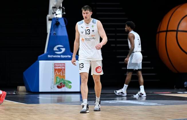 23.12.2021 - Basketball - Saison 2021 2022 - 2. Bundesliga Pro-A - 15. Spieltag: Nürnberg Falcons Basketball Club NBC - Kirchheim Knights - - Jonathan Maier (13, Nürnberg Falcons BC NBC ) enttäuscht Enttäuschung