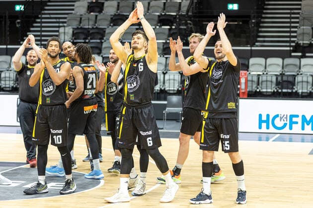 Sport Bilder des Tages Kirchheim, Team, jubelt, Jubel, Sieg, nach Spielende, Nuernberg Falcons BC vs. VfL Kirchheim Knights, Basketball, 2. Bundesliga Pro A, 15. Spieltag, 23.12.2021 Nuernberg Falcons BC vs. VfL Kirchheim Knights, Basketball, 2. Bundesliga Pro A, 15. Spieltag, 23.12.2021 Nuernberg Copyright: xEIBNER GuenerxSantemizx EP_GSZ
