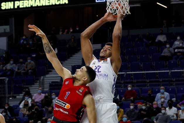 Real Madrid s center Walter Tavares (R) in action against CSKA s guard Iffe Lundberg (L) during the Euroleague game between Real Madrid and CSKA Moscow at Wizink Center in Madrid, Spain, 23 December 2021. Real Madrid - CSKA Moscow !ACHTUNG: NUR REDAKTIONELLE NUTZUNG!  Copyright: xJUANJOxMARTINx(es-ES)x GRAF2063 20211223-633abbf7f079f09df8efef6f91af402403deed82