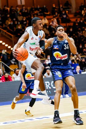 links Shannon Scott (Brose Bamberg, 07) rechts 34 Richmond Aririguzoh (HAKRO Merlins Crailsheim) HAKRO Merlins Crailsheim - Brose Bamberg, easyCredit Basketball Bundesliga, Saison 2021-2022, 19. Spieltag, Crailsheim, Germany, 12.11.2021, Arena Hohenlohe Copyright: DanielxLöb