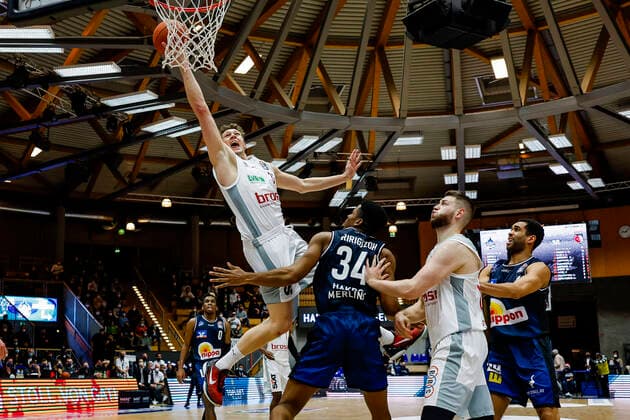 Sport Themen der Woche KW51 Sport Bilder des Tages links Patrick Heckmann (Brose Bamberg, 33) Mitte 34 Richmond Aririguzoh (HAKRO Merlins Crailsheim) rechts Martinas Geben (Brose Bamberg, 22) HAKRO Merlins Crailsheim - Brose Bamberg, easyCredit Basketball Bundesliga, Saison 2021-2022, 19. Spieltag, Crailsheim, Germany, 12.11.2021, Arena Hohenlohe Copyright: DanielxLöb