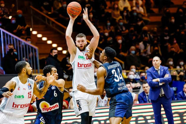 Mitte Martinas Geben (Brose Bamberg, 22) rechts 34 Richmond Aririguzoh (HAKRO Merlins Crailsheim) HAKRO Merlins Crailsheim - Brose Bamberg, easyCredit Basketball Bundesliga, Saison 2021-2022, 19. Spieltag, Crailsheim, Germany, 12.11.2021, Arena Hohenlohe Copyright: DanielxLöb