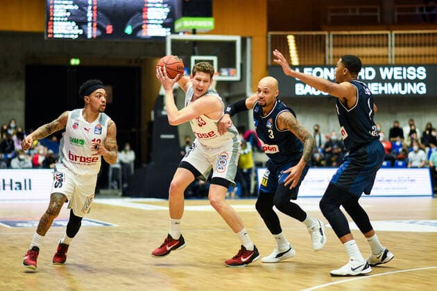 Patrick Heckmann (Brose Bamberg) im Zweikampf mit Maurice Stuckey (Merlins Crailsheim), GER, HAKRO Merlins Crailsheim vs. Brose Bamberg, 23.12.2021, 19. Spieltag easycredit Basketball Bundesliga, Spielzeit 2021 2022. GER, HAKRO Merlins Crailsheim vs. Brose Bamberg, 23.12.2021, 19. Spieltag easycredit Basketball Bundesliga, Spielzeit 2021 2022 Crailsheim Copyright: xEibner MichaelxMemmlerx EP_MMR