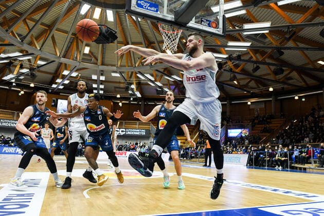 Martinas Geben (Brose Bamberg) am Ball, GER, HAKRO Merlins Crailsheim vs. Brose Bamberg, 23.12.2021, 19. Spieltag easycredit Basketball Bundesliga, Spielzeit 2021 2022. GER, HAKRO Merlins Crailsheim vs. Brose Bamberg, 23.12.2021, 19. Spieltag easycredit Basketball Bundesliga, Spielzeit 2021 2022 Crailsheim Copyright: xEibner MichaelxMemmlerx EP_MMR