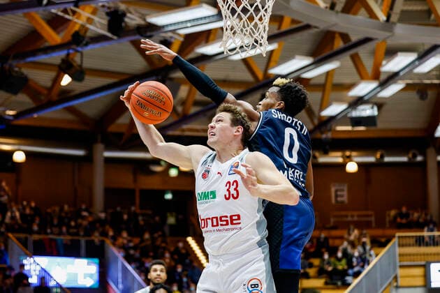 links Patrick Heckmann (Brose Bamberg, 33) rechts 00 T.J. Shorts (HAKRO Merlins Crailsheim) HAKRO Merlins Crailsheim - Brose Bamberg, easyCredit Basketball Bundesliga, Saison 2021-2022, 19. Spieltag, Crailsheim, Germany, 12.11.2021, Arena Hohenlohe Copyright: DanielxLöb