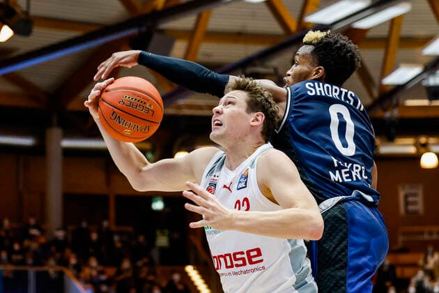 links Patrick Heckmann (Brose Bamberg, 33) rechts 00 T.J. Shorts (HAKRO Merlins Crailsheim) HAKRO Merlins Crailsheim - Brose Bamberg, easyCredit Basketball Bundesliga, Saison 2021-2022, 19. Spieltag, Crailsheim, Germany, 12.11.2021, Arena Hohenlohe Copyright: DanielxLöb